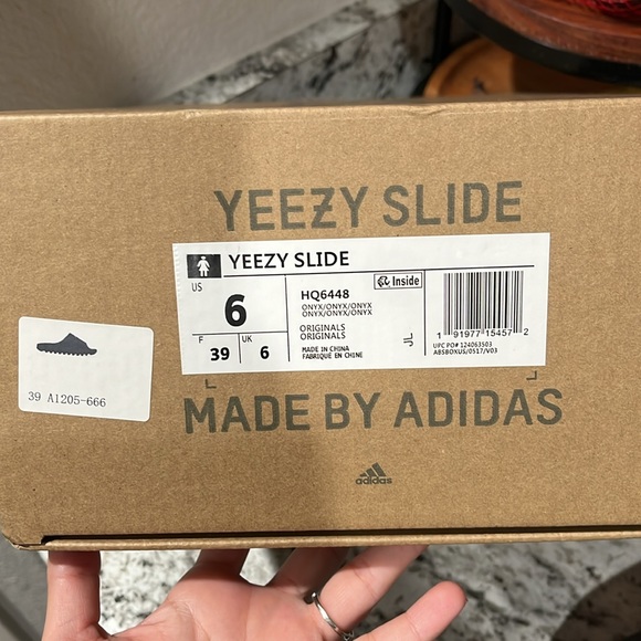 Yeezy slides men size 6 - Picture 2 of 2